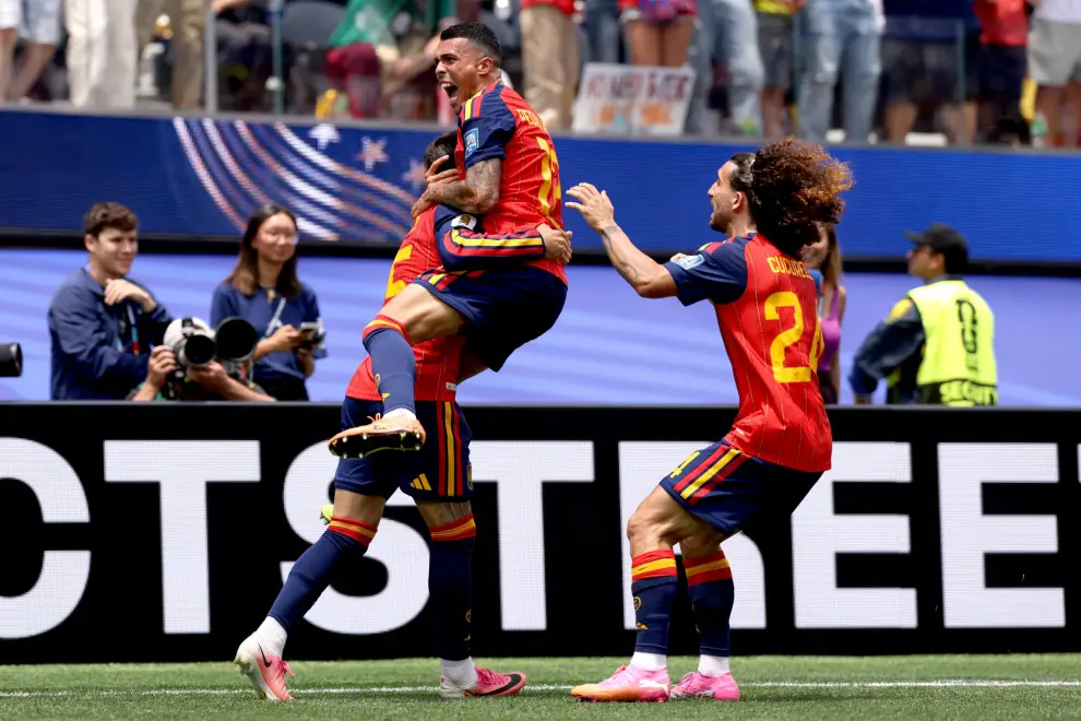 El festejo de los jugadores de España tras el tercer gol marcado por Oyarzabal