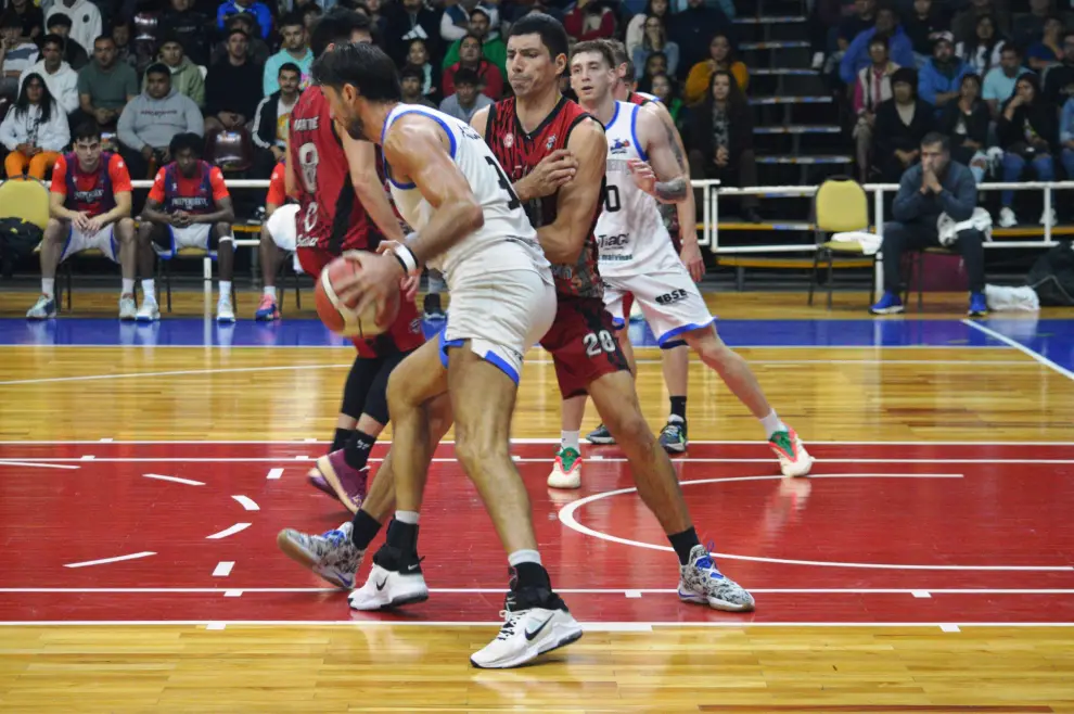 Acción defensiva del salteño Diego Peralta.