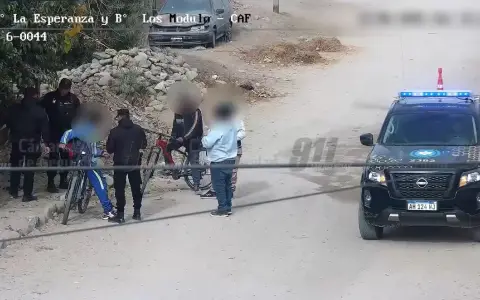 Policías en pleno control, junto al grupo de hombres que bebían alcohol en la vía pública.