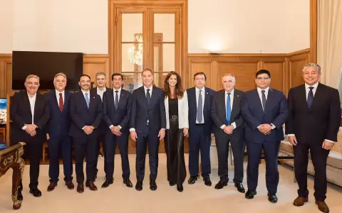 Diego Santilli con gobernadores el día de su jura como jefe de Gabinete.