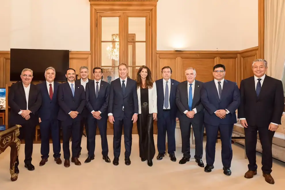 Diego Santilli con gobernadores el día de su jura como jefe de Gabinete.