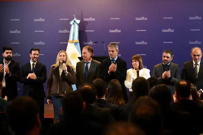 Lule Menem, a la derecha, participa de las reuniones de Santilli con los gobernadores
JGM