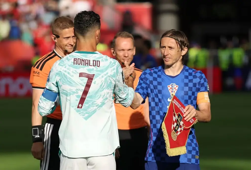 Saludo de dos gigantes: CR7 y Modric.