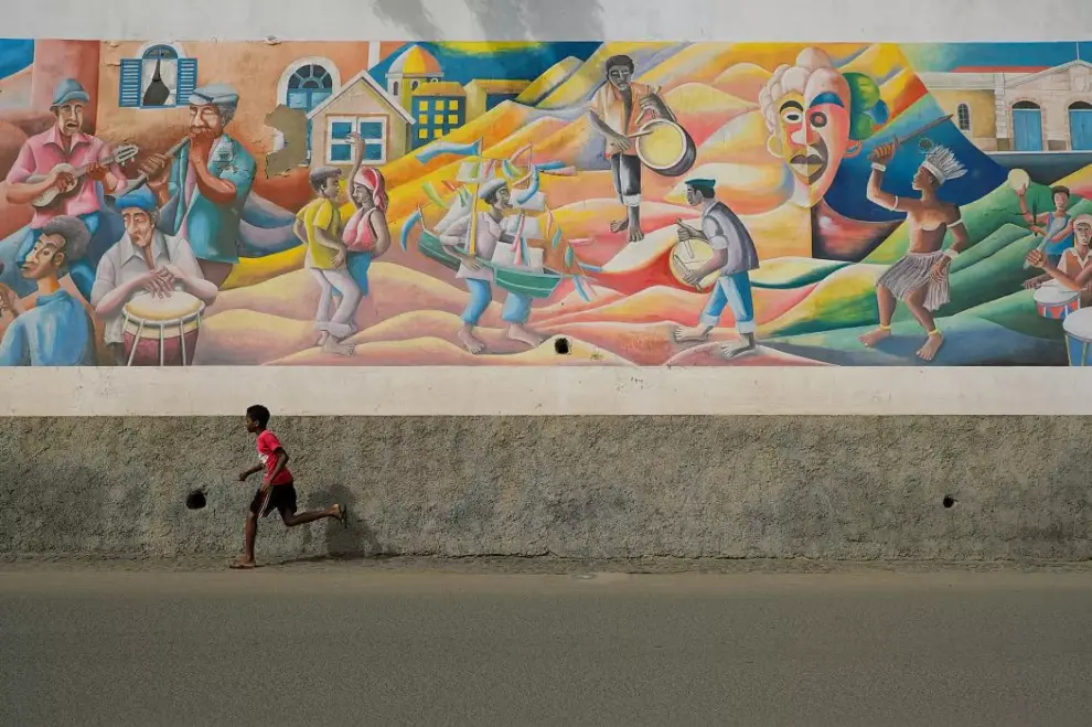 una foto de mindelo, sao vicente, cabo verde. alex paganelli en unsplash.