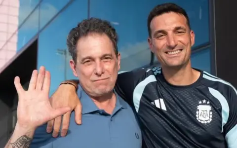 Andrés Calamaro visitó la concentración de la Selección argentina.