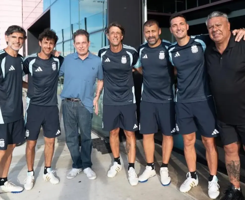 Andrés Calamaro junto al cuerpo técnico argentino.