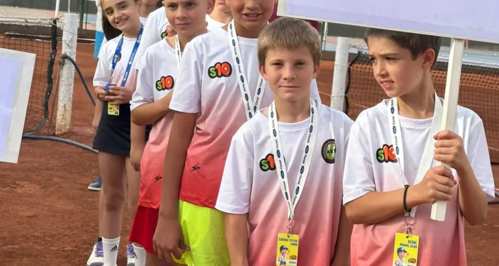 Manu Deane encabezando la delegación de tenis en otro torneo
