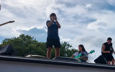 Ciro Martínez en concierto en altura "a lo beatle", pero bien argento, desde un camión