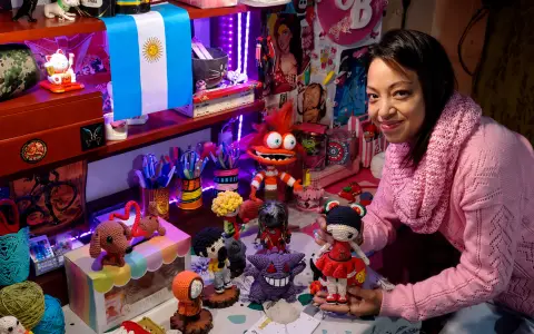 Bárbara en su pequeño taller, junto a algunos de sus diseños personalizados que ofrece en Barbyposita.