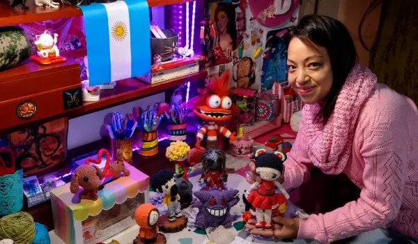 Bárbara en su pequeño taller, junto a algunos de sus diseños personalizados que ofrece en Barbyposita.