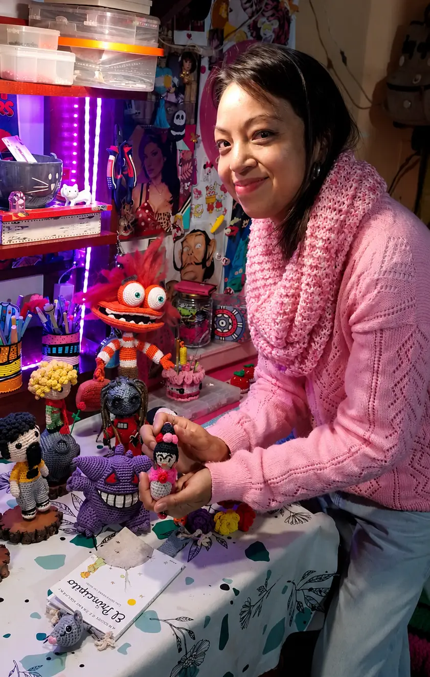 Bárbara sosteniendo el amigurumi de Frida Khalo que la inspiró a aprender la técnica