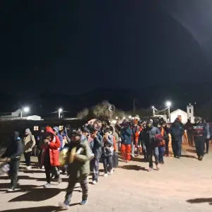 En medio de la ola polar, peregrinos de La Poma caminan a la Capital al encuentro de la Virgen del Perpetuo Socorro