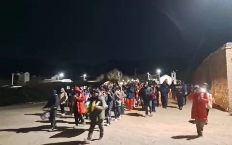 Los peregrinos partiendo de Cobres durante la madrugada del martes