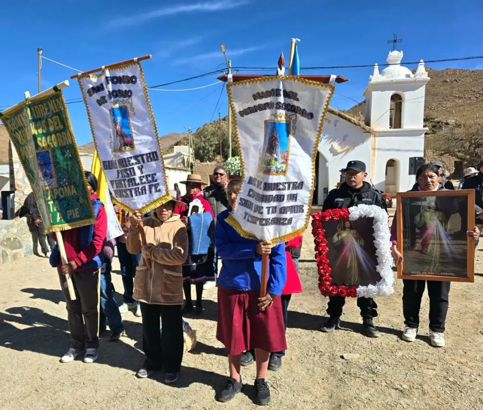 Los estandartes de los peregrinos antes de partir desde Cobres