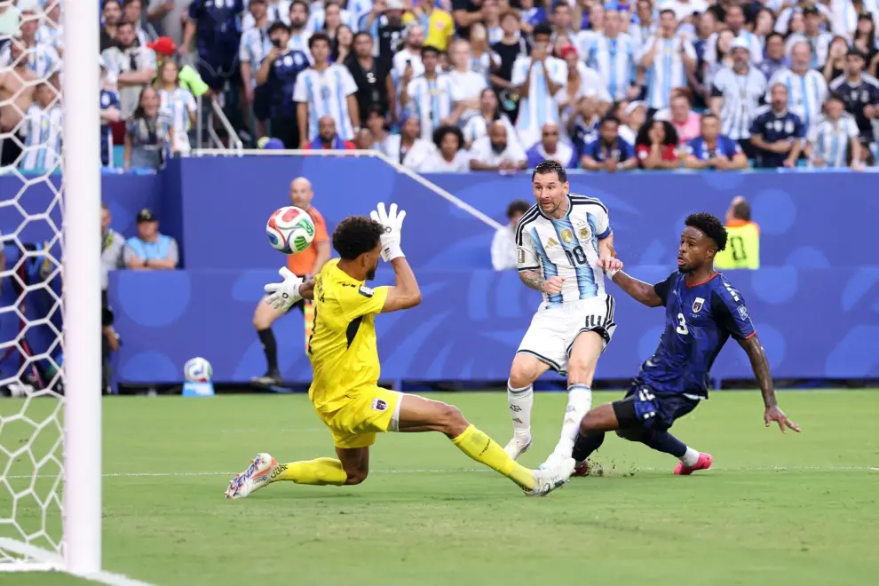 El momento en el que Leo Messi mete el toque sutil de zurda para vencer a Vozinha y poner a Argentina arriba ante Cabo Verde en Miami.
