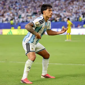 Lisandro Martínez, el héroe inesperado de Argentina: asistencia a Messi, golazo y una actuación para el recuerdo