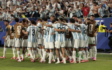 Con mucho sufrimiento, Argentina sorteó a la gran sorpresa del Mundial y se metió en octavos.