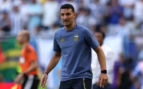 Scaloni y una particular forma de vivir los partidos.