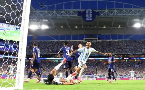 Cristian "Cuti" Romero sale disparado a festejar el tercer gol del sufrido triunfo argentino ante Cabo Verde.