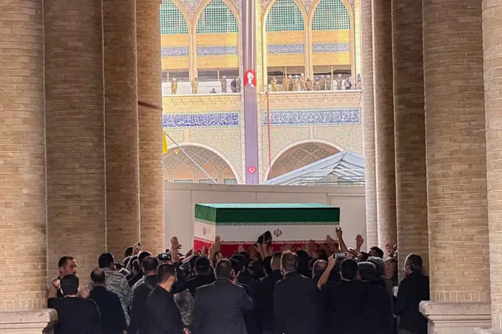 el feretro del ayatolá Ali Jamenei llega al Gran Mosala de Teherán para el inicio de los funerales de Estado.