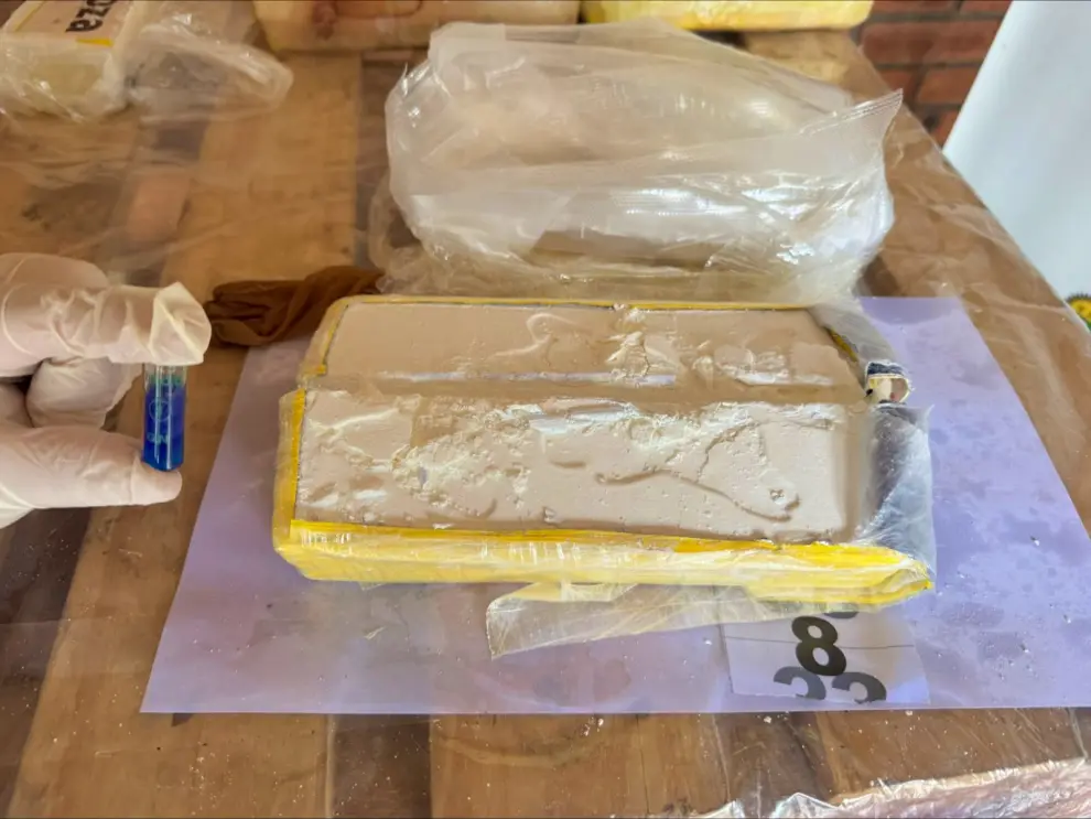 Uno de los "ladrillos" abiertos donde se observa la cocaína.