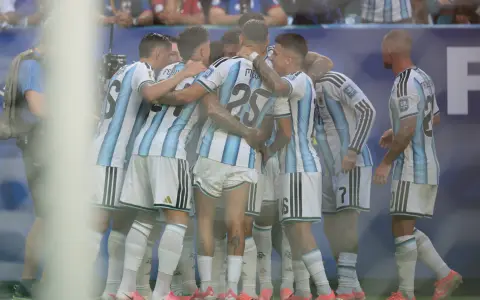 Preocupan las lesiones y los bajos rendimientos físicos de futbolistas clave en la Selección argentina.