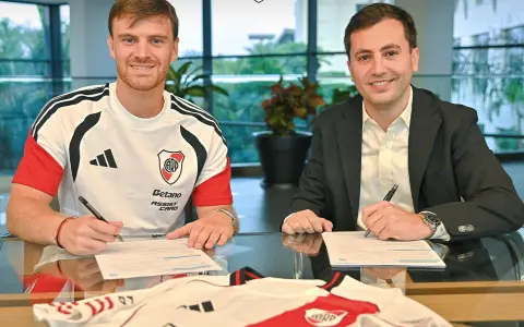 Lucas Beltrán, en el momento de la firma junto al presidente de River, Stefano Di Carlo.