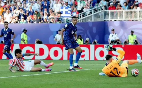 Kylian Mbappé remata al arco, pero se topa con la muralla de Orlando Gill en el arco guaraní.