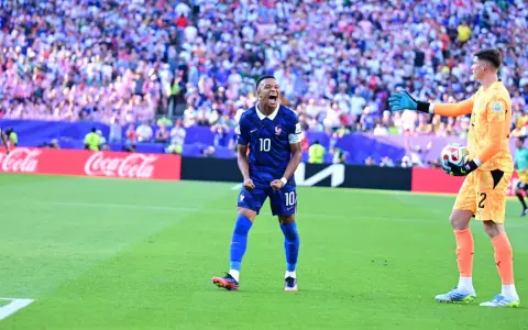 El momento en el que Kylian Mbappé le niega el saludo y le grita el triunfo en la cara al arquero de San Lorenzo, Orlando Gill.