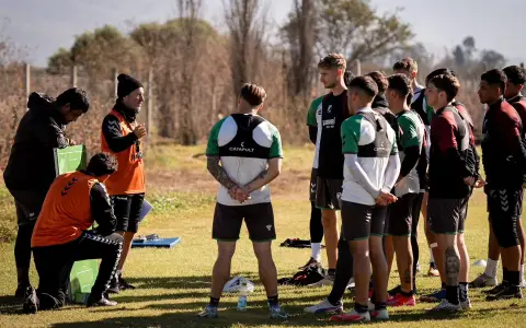 El DT de Central Norte, Mario Sciacqua, reparte indicaciones en la práctica de la víspera del cuervo de cara a un partido determinante