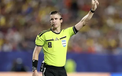 François Letexier, el polémico árbitro que dirigirá a Argentina ante Egipto: hincha del Real Madrid, y de arbitrajes muy polémicos.