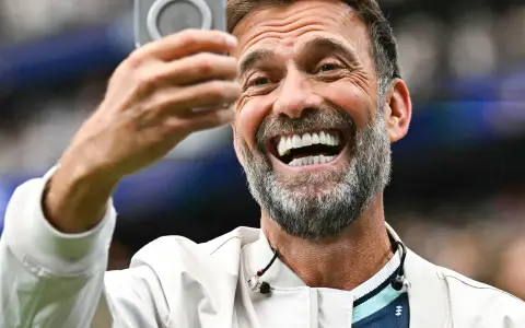 Jürgen Klopp, tomándose una selfie mientras colaboraba con una cadena televisiva durante el Mundial 2026.