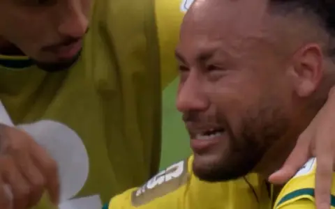 El desconsolado llanto de Neymar tras la eliminación de Brasil ante Noruega.