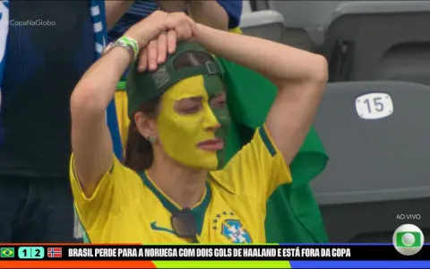 Una hincha brasileña desconsolada en Nueva Jersey tras la eliminación de Brasil del Mundial a manos de la sorprendente Noruega.