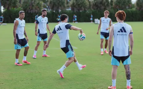Facundo Medina, Juan Manuel López, Nicolás Paz, Valentín Barco y Nicolás Tagliafico (de espaldas) se divierten en un "loco" antes del viaje a Atlanta.