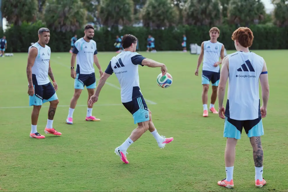 Facundo Medina, Juan Manuel López, Nicolás Paz, Valentín Barco y Nicolás Tagliafico (de espaldas) se divierten en un "loco" antes del viaje a Atlanta.