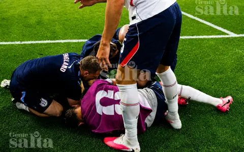 El jugador de Inglaterra, Jordan Henderson sufrió una aparatosa caída, después de saltar la barrera publicitaria
