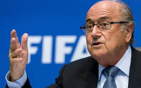 Blatter explotó contra la FIFA: "Las tarjetas rojas no se anulan con llamadas políticas" 