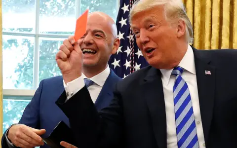 Donald Trump jugando con una tarjeta roja junto a Infantino, meses antes del Mundial.