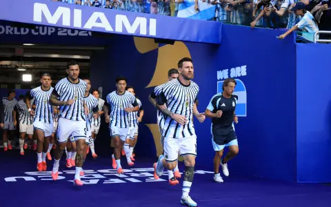 Messi, liderando la entrada al campo de juego en el partido contra Cabo Verde.