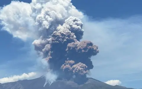 Actividad volcánica en el Etna genera inconvenientes con vuelos en Sicilia