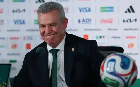 El Vasco Aguirre deja la Selección de México tras un mar de críticas por los cambios realizados ante Inglaterra.