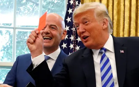 Donald Trump y Gianni Infantino bromean para una foto con una tarjeta roja antes del Mundial, en una escena que parece premonitoria.