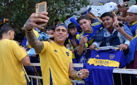 Ayrton Costa se toma una selfie con fanáticos de Boca en las puertas del hotel, durante la última visita del xeneize a la provincia, en febrero.