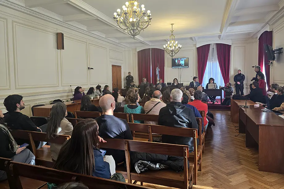 La audiencia se llevó a cabo en la sala del primer piso de los Tribunales Federales de La Plata.