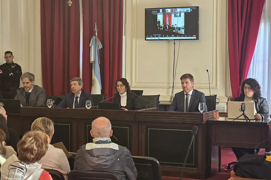 Karina Yabor, presidenta del tribunal, lee el veredicto junto a los jueces Ricardo Basílico y Andrés Basso.