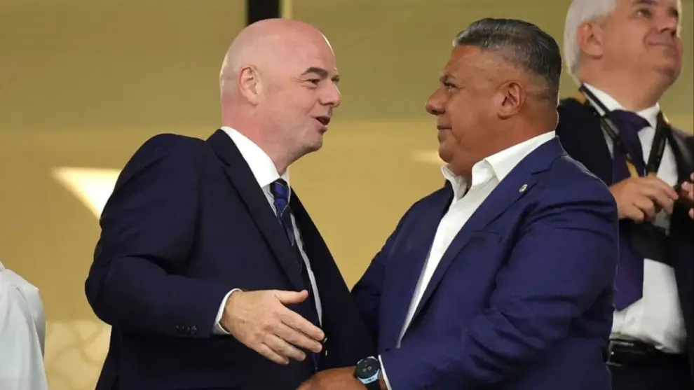 El presidende de la FIFA y Chiqui Tapia.