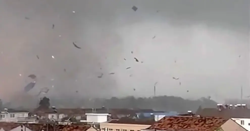 Al menos 11 muertos por un tornado en China.