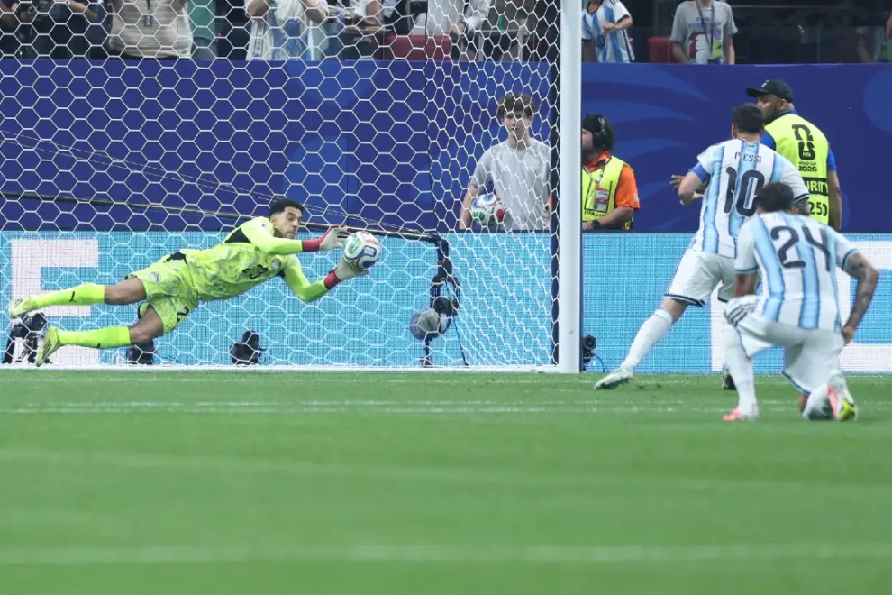 Mostafa Shoubir le adivinó las intenciones a Messi, quien erró su segundo penal en el Mundial. 