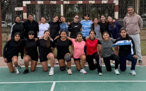 Uno de los equipos del seleccionado femenino que entrenó en el Hogar Escuela